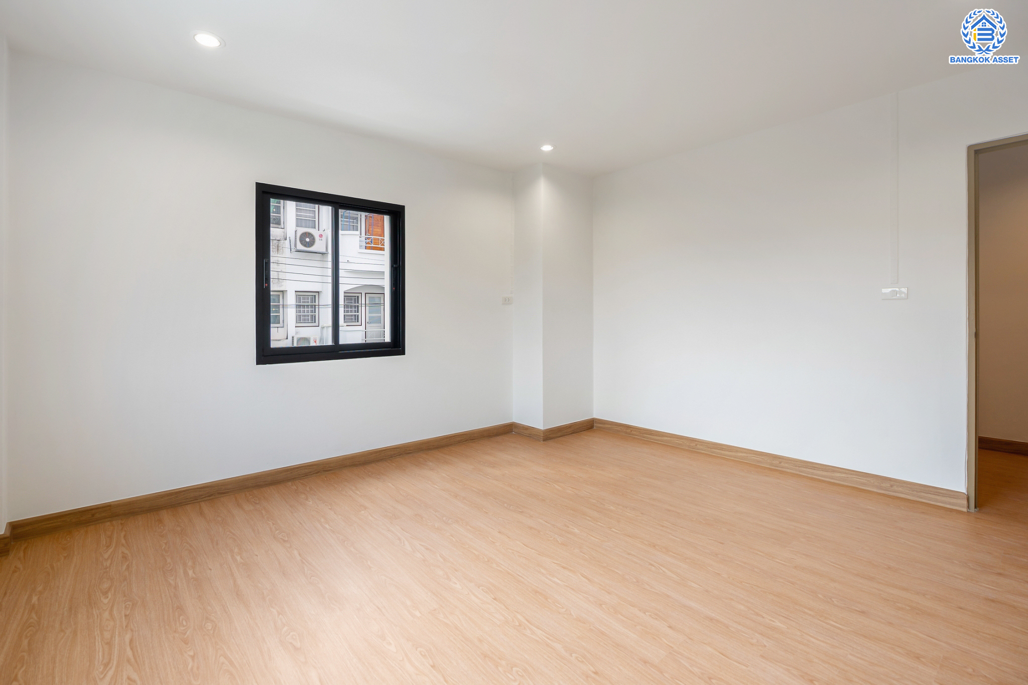 บ้านมือสองตกแต่งใหม่ ม.บ้านสวน5 กลางเมือง พิบูลย์สงคราม บ้านแฝด 3 ชั้น หลังมุม เนื้อที่ 39.4 ตร.ว. ฟังก์ชัน 4 ห้องนอน 3 ห้องน้ำ จอดรถได้ 2 คัน ราคาคุ้มสุดในย่านนี้! บนสุดยอดทำเล! เชื่อมถนนพิบูลย์สงคราม, วงศ์สว่าง, นครอินทร์ และติวานนท์ ใกล้จุดขึ้นทางด่วนศรีรัช-วงแหวนรอบนอก และรถไฟฟ้า "สถานีแยกติวานนท์"